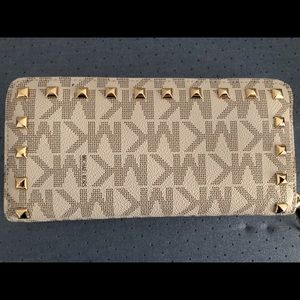MICHAEL KORS JET SET VANILLA STUDDED ZIPPER WALLET